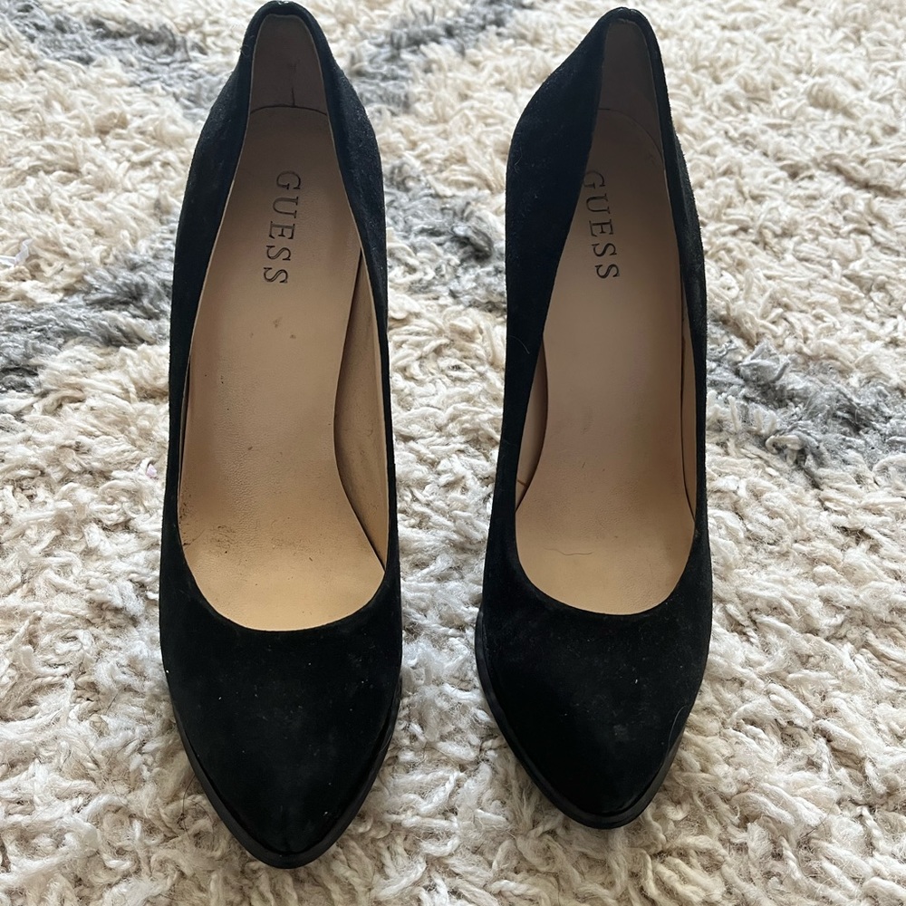 Guess black sued platform pumps (sz 8)